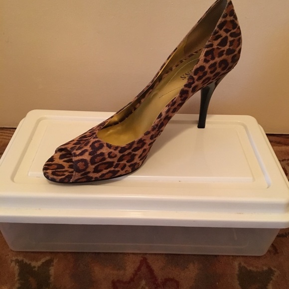Guess fabric Leopard Peep Toe Pumps - Picture 3 of 5